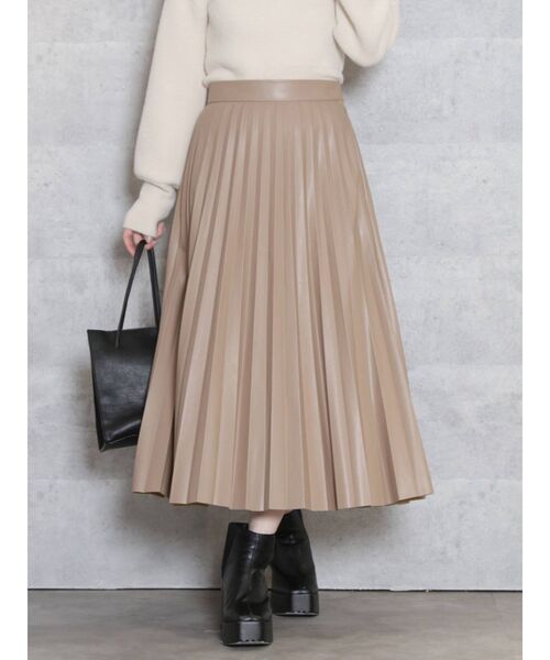 dazzlin(ダズリン)の「レザーライクプリーツロングスカート【WEB限定】(スカート・レディース・ブラック/ダークブラウン/ベージュ・FREE)」の3枚目の写真