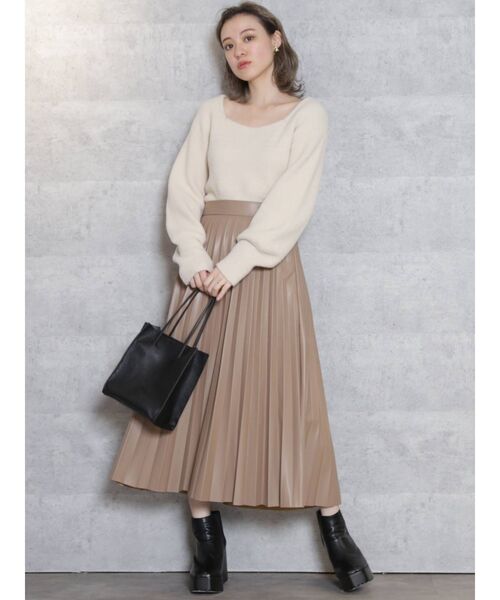 dazzlin(ダズリン)の「レザーライクプリーツロングスカート【WEB限定】(スカート・レディース・ブラック/ダークブラウン/ベージュ・FREE)」の4枚目の写真