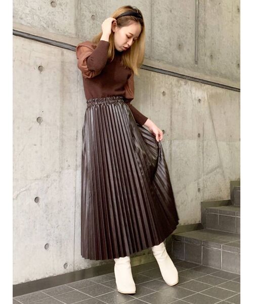 dazzlin(ダズリン)の「レザーライクプリーツロングスカート【WEB限定】(スカート・レディース・ブラック/ダークブラウン/ベージュ・FREE)」の12枚目の写真