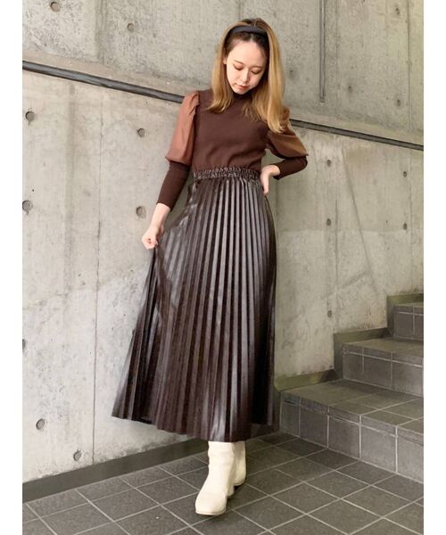 dazzlin(ダズリン)の「レザーライクプリーツロングスカート【WEB限定】(スカート・レディース・ブラック/ダークブラウン/ベージュ・FREE)」の13枚目の写真