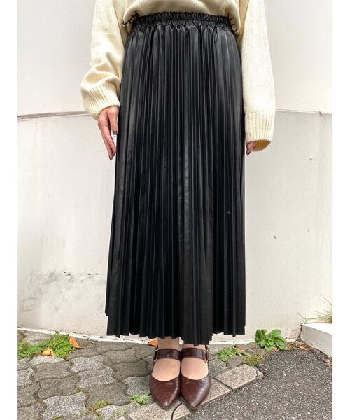 dazzlin(ダズリン)の「レザーライクプリーツロングスカート【WEB限定】(スカート・レディース・ブラック/ダークブラウン/ベージュ・FREE)」の14枚目の写真