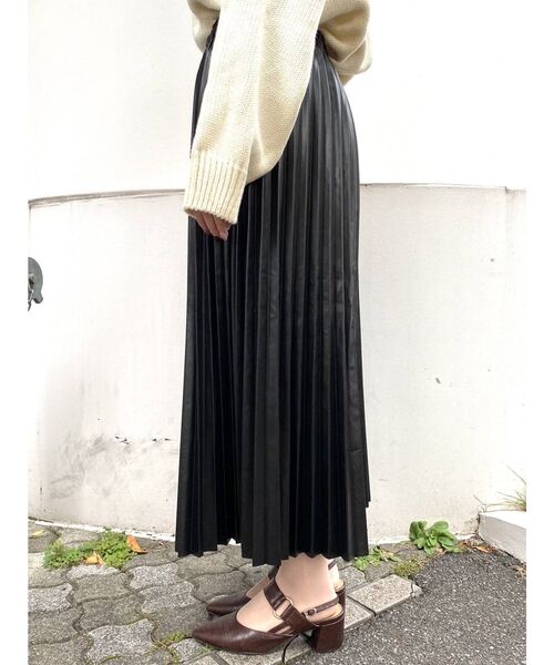 dazzlin(ダズリン)の「レザーライクプリーツロングスカート【WEB限定】(スカート・レディース・ブラック/ダークブラウン/ベージュ・FREE)」の15枚目の写真