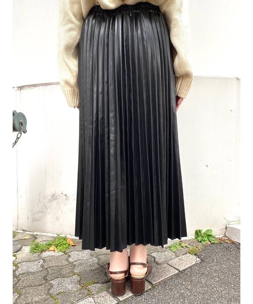 dazzlin(ダズリン)の「レザーライクプリーツロングスカート【WEB限定】(スカート・レディース・ブラック/ダークブラウン/ベージュ・FREE)」の16枚目の写真