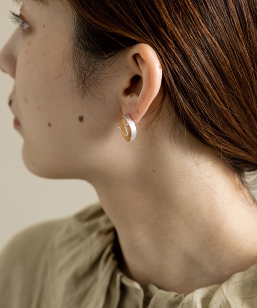 SMELLY（スメリー）の「カラーエポメタルラインピアス（ピアス（両耳用）・レディース・ベージュ/アイボリー・-）」の3枚目の写真