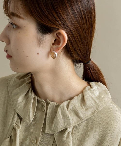 SMELLY（スメリー）の「カラーエポメタルラインピアス（ピアス（両耳用）・レディース・ベージュ/アイボリー・-）」の4枚目の写真
