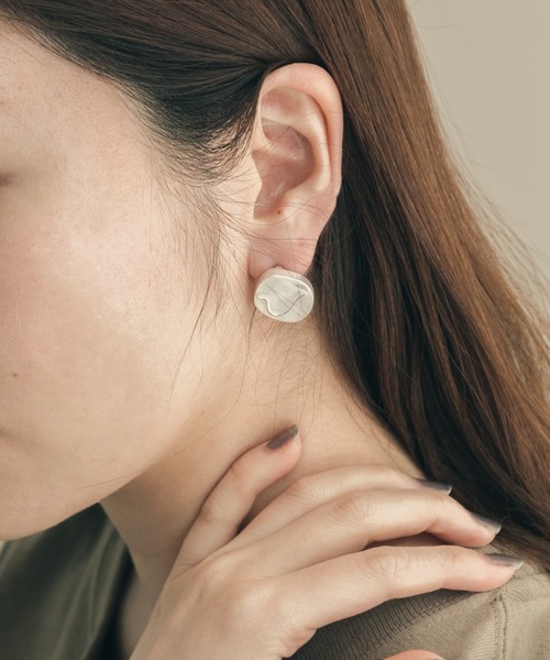 SMELLY（スメリー）の「カラーエポメタルラインピアス（ピアス（両耳用）・レディース・ベージュ/アイボリー・-）」の5枚目の写真