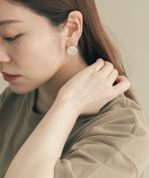 SMELLY（スメリー）の「カラーエポメタルラインピアス（ピアス（両耳用）・レディース・ベージュ/アイボリー・-）」の6枚目の写真