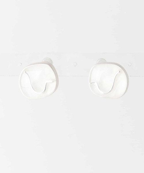 SMELLY（スメリー）の「カラーエポメタルラインピアス（ピアス（両耳用）・レディース・ベージュ/アイボリー・-）」の7枚目の写真