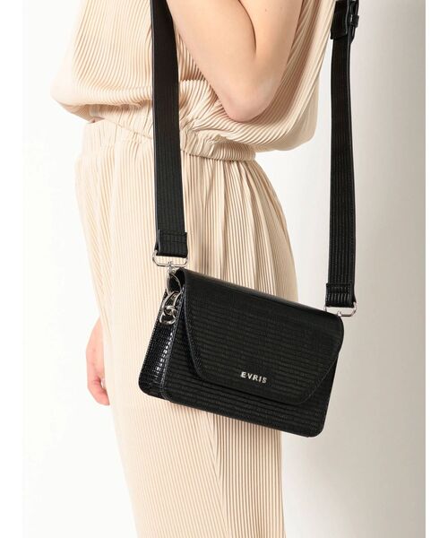 EVRIS（エヴリス）の「ワイドチェーンショルダーミニBAG（ショルダーバッグ・レディース・ブラック/ベージュ/ブルー・FREE）」の9枚目の写真