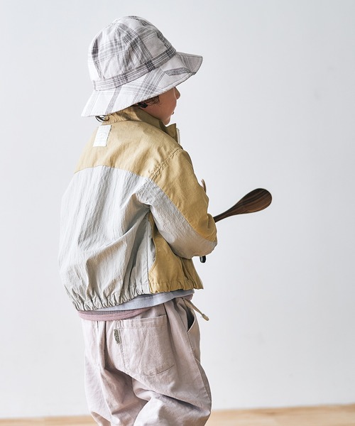 apres les cours（アプレレクール）の「バイカラーウィンドブレーカー（ナイロンジャケット・キッズ・ブラウン/マスタード・120/140/90/130/100/110/80）」の2枚目の写真