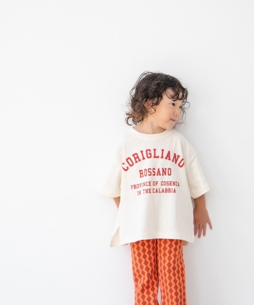 LOWRYS FARM(ローリーズファーム)の「カレッジロゴTシャツ 956756(Tシャツ/カットソー・キッズ・チャコールグレー/オフホワイト/グリーン/アイボリー・110cm/120cm/130cm)」の3枚目の写真