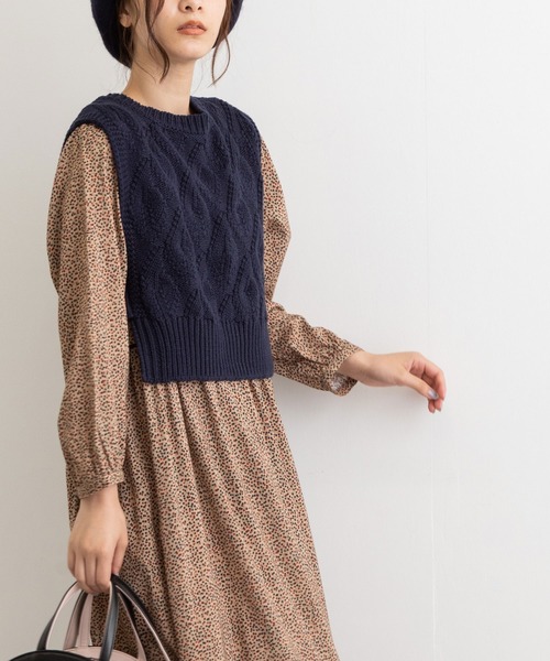 POU DOU DOU（プードゥドゥ）の「透かし編みショートニットベスト（ベスト・レディース・ネイビー/アイボリー/キャメル・3）」の6枚目の写真