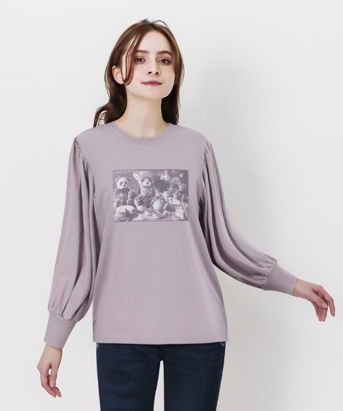 axes femme POETIQUE(アクシーズファムポエティック)の「おかしなお茶会長袖Tシャツ(Tシャツ/カットソー・レディース・ラベンダー/グレイッシュベージュ/ブルー・MEDIUM)」の3枚目の写真