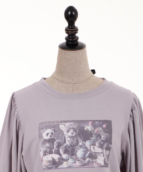 axes femme POETIQUE(アクシーズファムポエティック)の「おかしなお茶会長袖Tシャツ(Tシャツ/カットソー・レディース・ラベンダー/グレイッシュベージュ/ブルー・MEDIUM)」の10枚目の写真