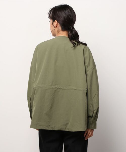 DISCOAT(ディスコート)の「ノーカラーウエストギャザーブルゾン(ブルゾン・レディース・ブラック/カーキ/ホワイト系その他・MEDIUM/LARGE)」の6枚目の写真