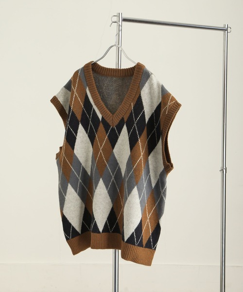 NILWAY（ニルウェイ）の「バルキーアーガイル柄オーバーサイズニットベスト（ベスト・メンズ・ネイビー/グリーン/キャメル/グレイッシュベージュ/ブルー・MEDIUM/LARGE）」の5枚目の写真