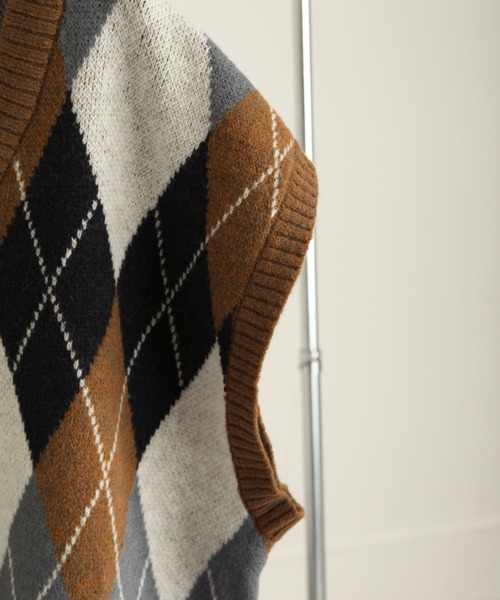 NILWAY（ニルウェイ）の「バルキーアーガイル柄オーバーサイズニットベスト（ベスト・メンズ・ネイビー/グリーン/キャメル/グレイッシュベージュ/ブルー・MEDIUM/LARGE）」の7枚目の写真