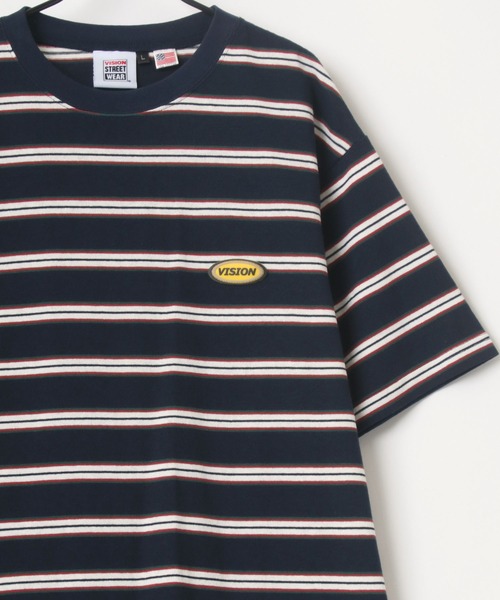 VISION STREET WEAR(ヴィジョンストリートウェア)の「VISION STREET WEAR/ヴィジョンストリートウェア ビッグシルエット ボーダー ロゴワッペン ワンポイント刺繍 Tシャツ(Tシャツ/カットソー・メンズ・チャコールグレー/ネイビー/オフホワイト・LL/M/L)」の1枚目の写真