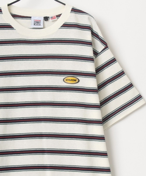 VISION STREET WEAR(ヴィジョンストリートウェア)の「VISION STREET WEAR/ヴィジョンストリートウェア ビッグシルエット ボーダー ロゴワッペン ワンポイント刺繍 Tシャツ(Tシャツ/カットソー・メンズ・チャコールグレー/ネイビー/オフホワイト・LL/M/L)」の2枚目の写真