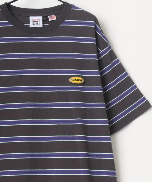 VISION STREET WEAR(ヴィジョンストリートウェア)の「VISION STREET WEAR/ヴィジョンストリートウェア ビッグシルエット ボーダー ロゴワッペン ワンポイント刺繍 Tシャツ(Tシャツ/カットソー・メンズ・チャコールグレー/ネイビー/オフホワイト・LL/M/L)」の3枚目の写真
