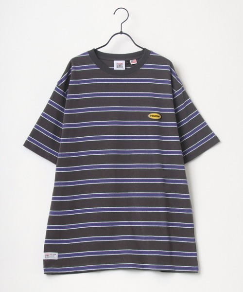 VISION STREET WEAR(ヴィジョンストリートウェア)の「VISION STREET WEAR/ヴィジョンストリートウェア ビッグシルエット ボーダー ロゴワッペン ワンポイント刺繍 Tシャツ(Tシャツ/カットソー・メンズ・チャコールグレー/ネイビー/オフホワイト・LL/M/L)」の9枚目の写真