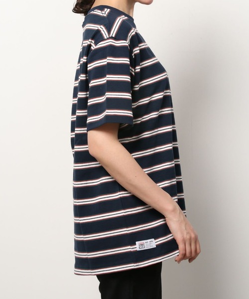 VISION STREET WEAR(ヴィジョンストリートウェア)の「VISION STREET WEAR/ヴィジョンストリートウェア ビッグシルエット ボーダー ロゴワッペン ワンポイント刺繍 Tシャツ(Tシャツ/カットソー・メンズ・チャコールグレー/ネイビー/オフホワイト・LL/M/L)」の8枚目の写真