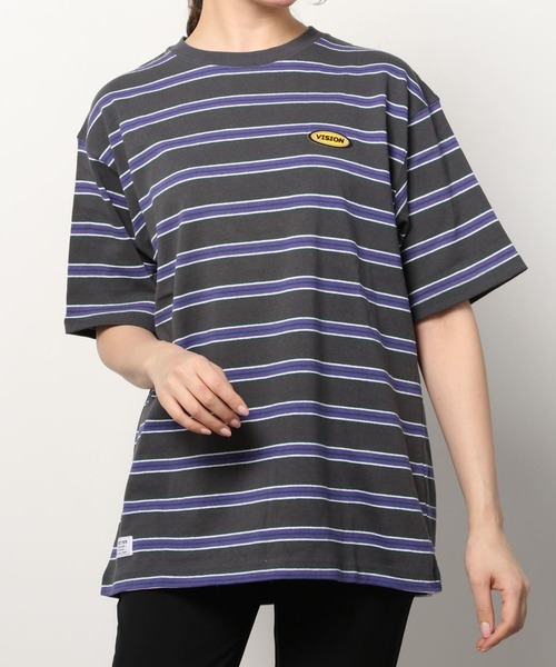 VISION STREET WEAR(ヴィジョンストリートウェア)の「VISION STREET WEAR/ヴィジョンストリートウェア ビッグシルエット ボーダー ロゴワッペン ワンポイント刺繍 Tシャツ(Tシャツ/カットソー・メンズ・チャコールグレー/ネイビー/オフホワイト・LL/M/L)」の17枚目の写真
