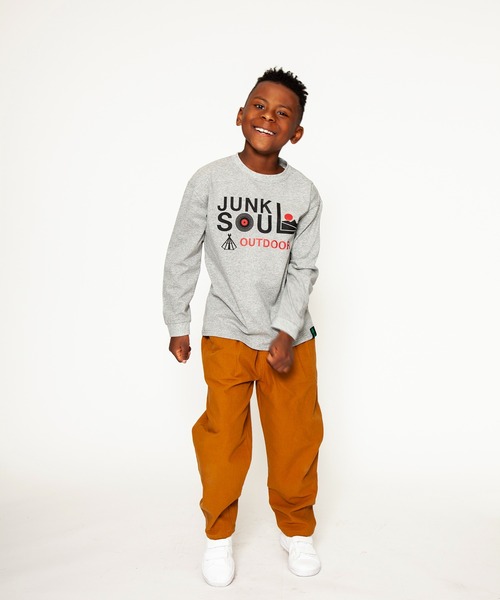 JUNKSOUL（ジャンクソウル）の「JUNK SOUL/国内プリントJUNKSOUL OUTDOORブランドロゴ ロンＴ (M4)（Tシャツ/カットソー・キッズ・ホワイト/オレンジ/ライトイエロー/ライトブルー/ベージュ/カーキ/ブラック/杢グレー・100cm/140cm/150cm/120cm/130cm/110cm/160cm）」の4枚目の写真