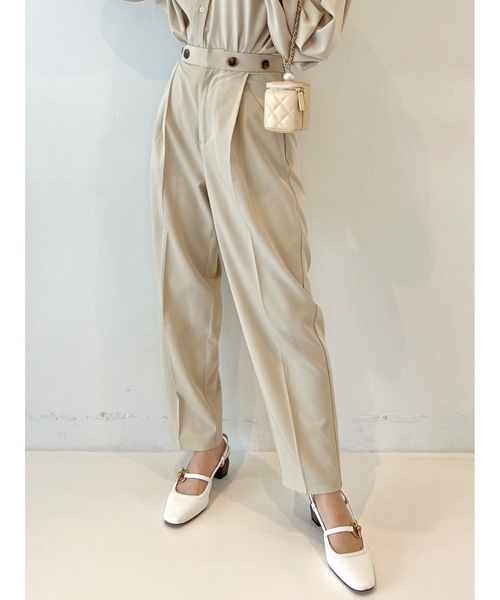 JUMELLE（ジュメロ）の「フロントボタンテーパードパンツ（スラックス・レディース・グレー/ベージュ・SMALL/MEDIUM）」の2枚目の写真