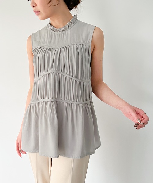 JUNOAH（ジュノア）の「フリル襟ノースリーブブラウス（シャツ/ブラウス・レディース・ブラック/アイボリー/マスタード/グレー・MEDIUM/LARGE）」の3枚目の写真