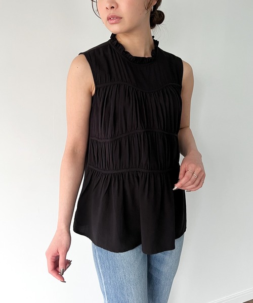 JUNOAH（ジュノア）の「フリル襟ノースリーブブラウス（シャツ/ブラウス・レディース・ブラック/アイボリー/マスタード/グレー・MEDIUM/LARGE）」の2枚目の写真