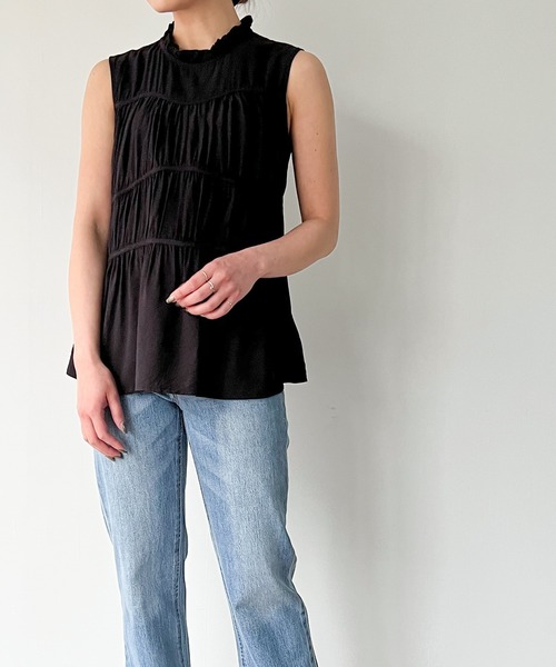 JUNOAH（ジュノア）の「フリル襟ノースリーブブラウス（シャツ/ブラウス・レディース・ブラック/アイボリー/マスタード/グレー・MEDIUM/LARGE）」の5枚目の写真