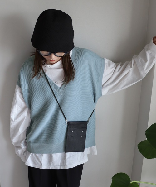 COURO（コウロ）の「Ｖネックカラーニットベスト（ベスト・レディース・レッド/サックスブルー/ピンク/オレンジ/ブルー/グリーン/ブルーグリーン・FREE）」の3枚目の写真