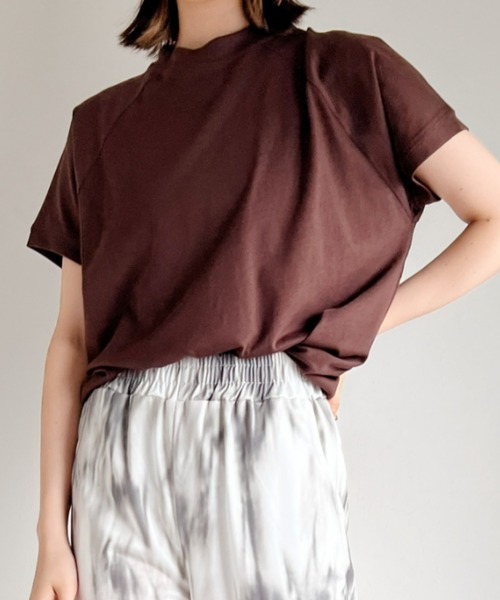 at12:03(アットイチニーゼロサン)の「モックネック シンプルフレンチスリーブトップス/ラグランTシャツ(Tシャツ/カットソー・レディース・ホワイト/ブラック/ベージュ/ブラウン/ブルー・FREE)」の1枚目の写真