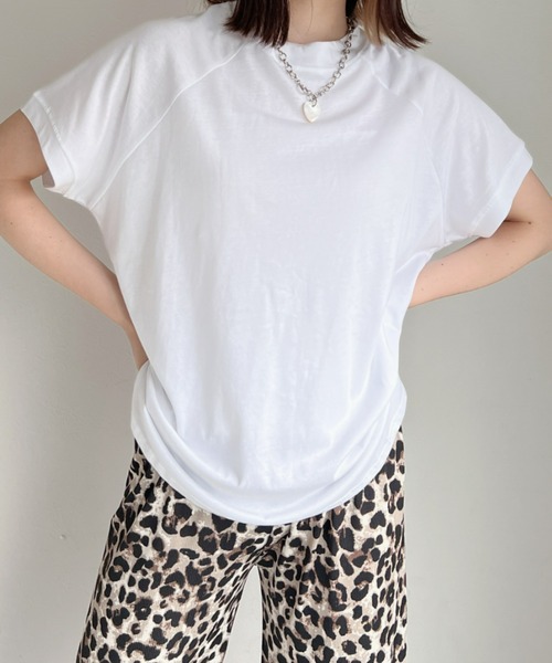 at12:03(アットイチニーゼロサン)の「モックネック シンプルフレンチスリーブトップス/ラグランTシャツ(Tシャツ/カットソー・レディース・ホワイト/ブラック/ベージュ/ブラウン/ブルー・FREE)」の3枚目の写真