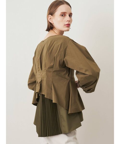 ELENDEEK(エレンディーク)の「バックプリーツレイヤードブラウス(シャツ/ブラウス・レディース・ブラック/カーキ/オフホワイト/イエロー・FREE)」の9枚目の写真