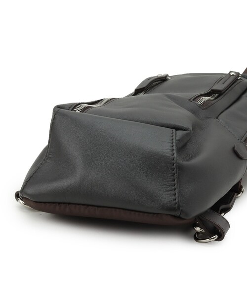 tk.TAKEO KIKUCHI(ティーケータケオキクチ)の「レザー縦型ボディバッグ(ボディバッグ/ウエストポーチ・レディース・ブラック/ダークブラウン・00)」の8枚目の写真