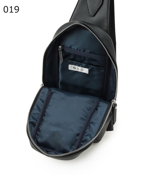 tk.TAKEO KIKUCHI(ティーケータケオキクチ)の「レザー縦型ボディバッグ(ボディバッグ/ウエストポーチ・レディース・ブラック/ダークブラウン・00)」の10枚目の写真