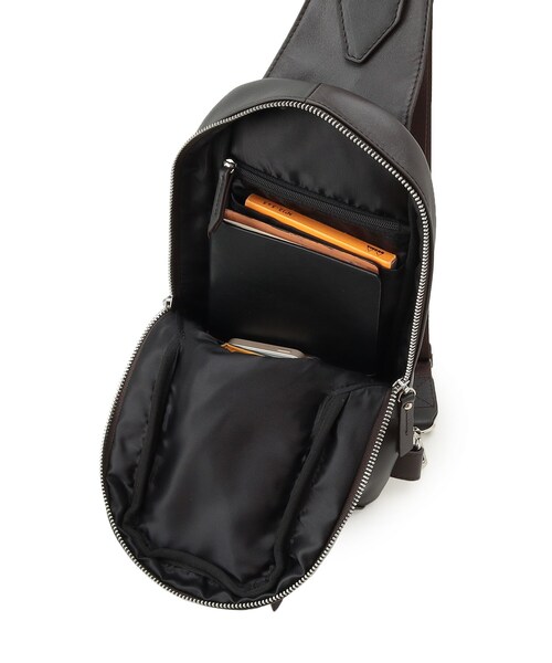 tk.TAKEO KIKUCHI(ティーケータケオキクチ)の「レザー縦型ボディバッグ(ボディバッグ/ウエストポーチ・レディース・ブラック/ダークブラウン・00)」の4枚目の写真