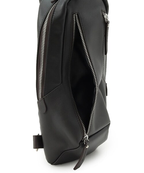 tk.TAKEO KIKUCHI(ティーケータケオキクチ)の「レザー縦型ボディバッグ(ボディバッグ/ウエストポーチ・レディース・ブラック/ダークブラウン・00)」の5枚目の写真