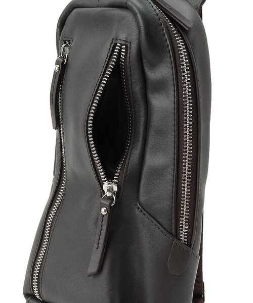 tk.TAKEO KIKUCHI(ティーケータケオキクチ)の「レザー縦型ボディバッグ(ボディバッグ/ウエストポーチ・レディース・ブラック/ダークブラウン・00)」の13枚目の写真