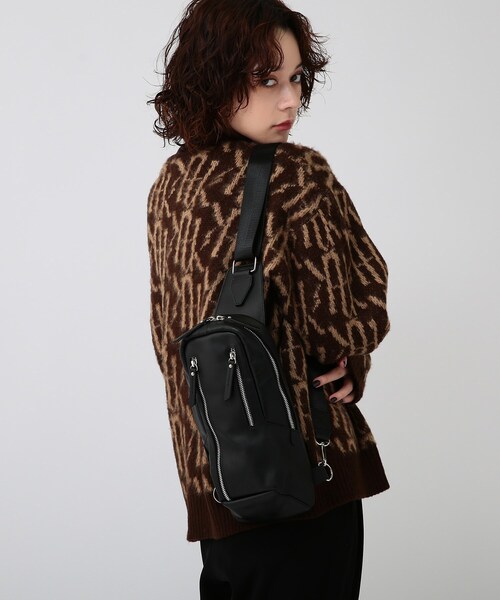 tk.TAKEO KIKUCHI(ティーケータケオキクチ)の「レザー縦型ボディバッグ(ボディバッグ/ウエストポーチ・レディース・ブラック/ダークブラウン・00)」の7枚目の写真