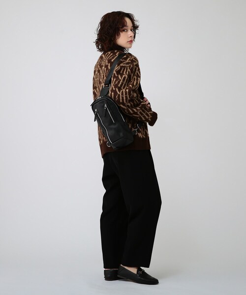 tk.TAKEO KIKUCHI(ティーケータケオキクチ)の「レザー縦型ボディバッグ(ボディバッグ/ウエストポーチ・レディース・ブラック/ダークブラウン・00)」の15枚目の写真