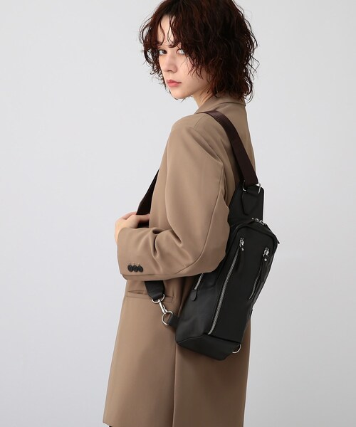 tk.TAKEO KIKUCHI(ティーケータケオキクチ)の「レザー縦型ボディバッグ(ボディバッグ/ウエストポーチ・レディース・ブラック/ダークブラウン・00)」の9枚目の写真