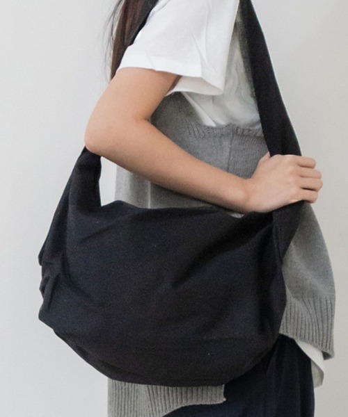 HEILIS(ヘイリス)の「大容量キャンバスショルダーバッグ / メッセンジャーバッグ コットン(メッセンジャーバッグ・レディース・ブラック/アイボリー/カーキ・FREE)」の6枚目の写真