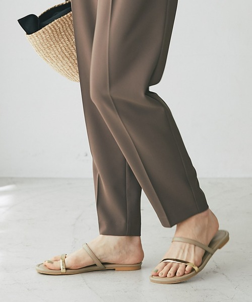 RIVE DROITE(リヴドロワ)の「シンプルデザインにメタリックが映える/メタリックラインサンダル(サンダル・レディース・ブラック/ベージュ・S/M/L)」の2枚目の写真