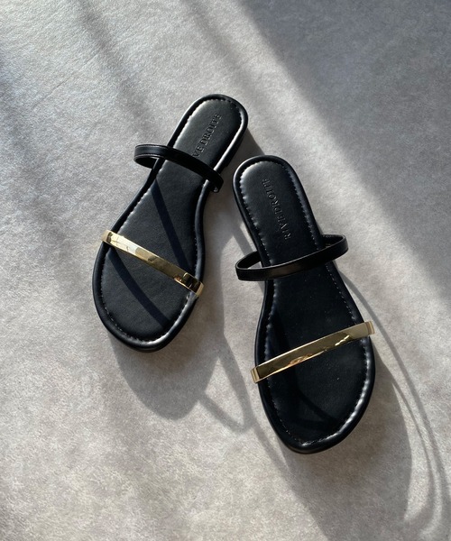 RIVE DROITE(リヴドロワ)の「シンプルデザインにメタリックが映える/メタリックラインサンダル(サンダル・レディース・ブラック/ベージュ・S/M/L)」の1枚目の写真