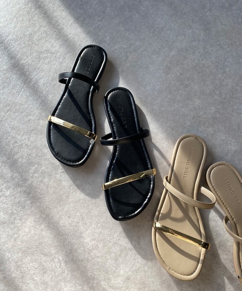RIVE DROITE(リヴドロワ)の「シンプルデザインにメタリックが映える/メタリックラインサンダル(サンダル・レディース・ブラック/ベージュ・S/M/L)」の4枚目の写真