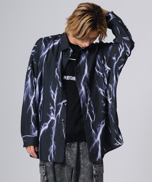 REGIEVO（レジエボ）の「総柄プリントが決め手のシャツ　ビッグドルマンシルエット（シャツ/ブラウス・メンズ・ブラック系2/ブラック系1/ブラック系3/ブラック系4/ホワイト/グリーン/パープル/ブラック系その他5・LARGE/MEDIUM）」の2枚目の写真