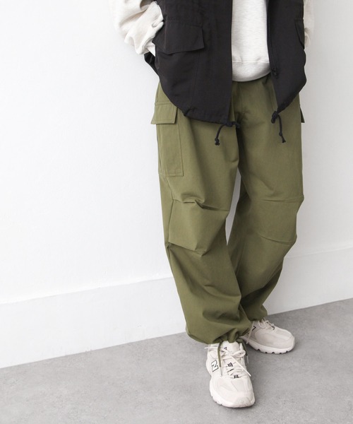 Chillfar(チルファー)の「ドロストパラシュートワイドカーゴパンツ(カーゴパンツ・レディース・カーキ/ホワイト/ブラック/グレイッシュベージュ・FREE)」の18枚目の写真